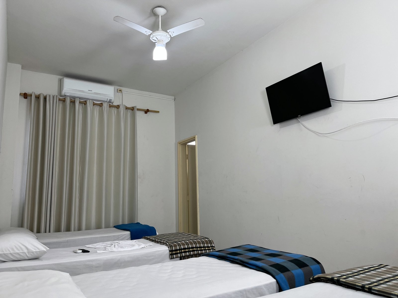 Outra vista do Quarto Quádruplo com ar-condicionado