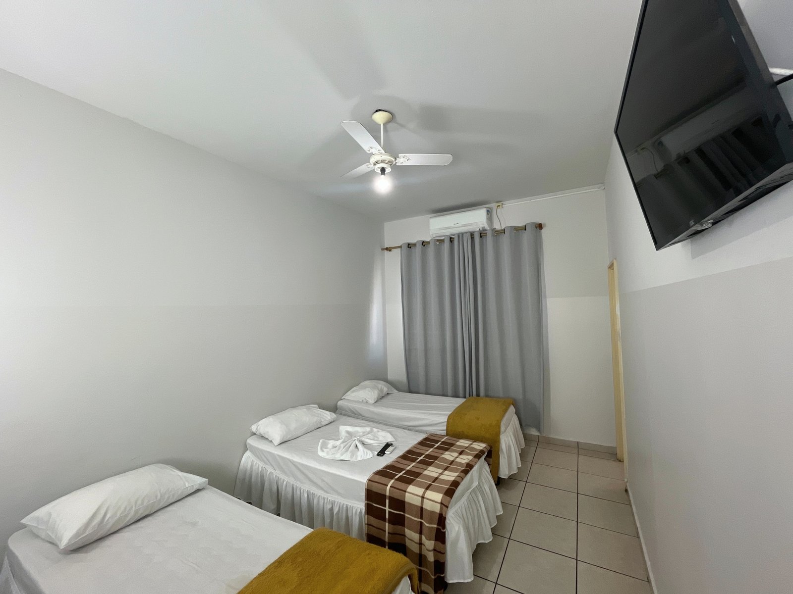 Quarto Triplo com três camas de solteiro