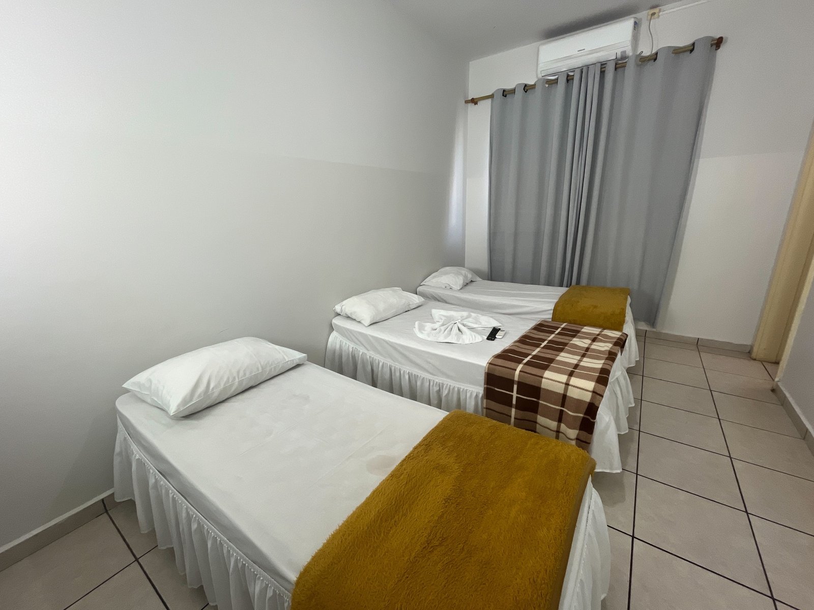 Outra vista do Quarto Triplo com ar-condicionado