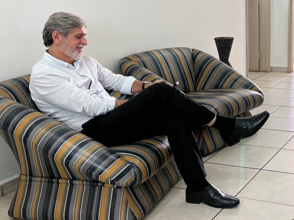 Hóspede utilizando um dispositivo conectado ao Wi-Fi na área de convivência